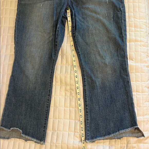 CAbi High-Low Crop Jeans Style #6070, size 14 - Picture 10 of 13